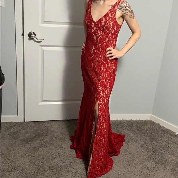 NWT BCBGeneration. Beautiful Red lace gown. Size 2 - Picture 7 of 8